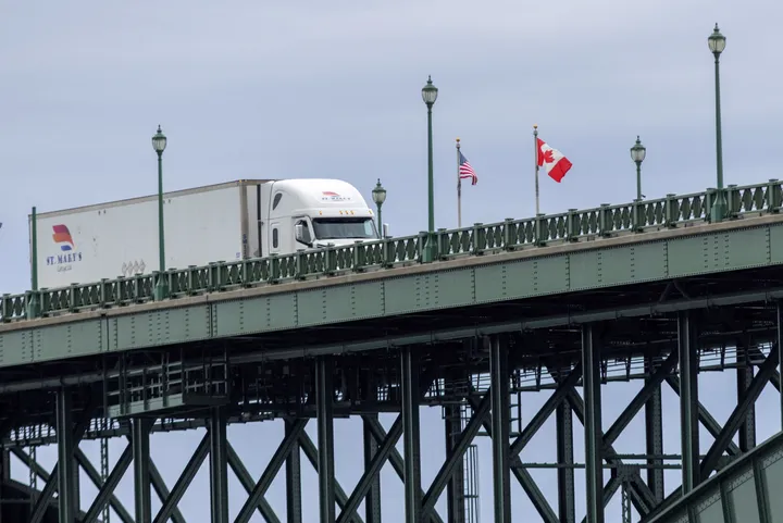 Le Canada riposte en imposant des surtaxes de 15 à 50% aux Etats-Unis