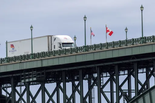Le Canada riposte en imposant des surtaxes de 15 à 50% aux Etats-Unis