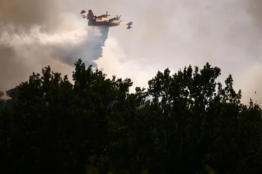 Incendies hors de contrôle en France et en Espagne: plus de 160.000 évacuations