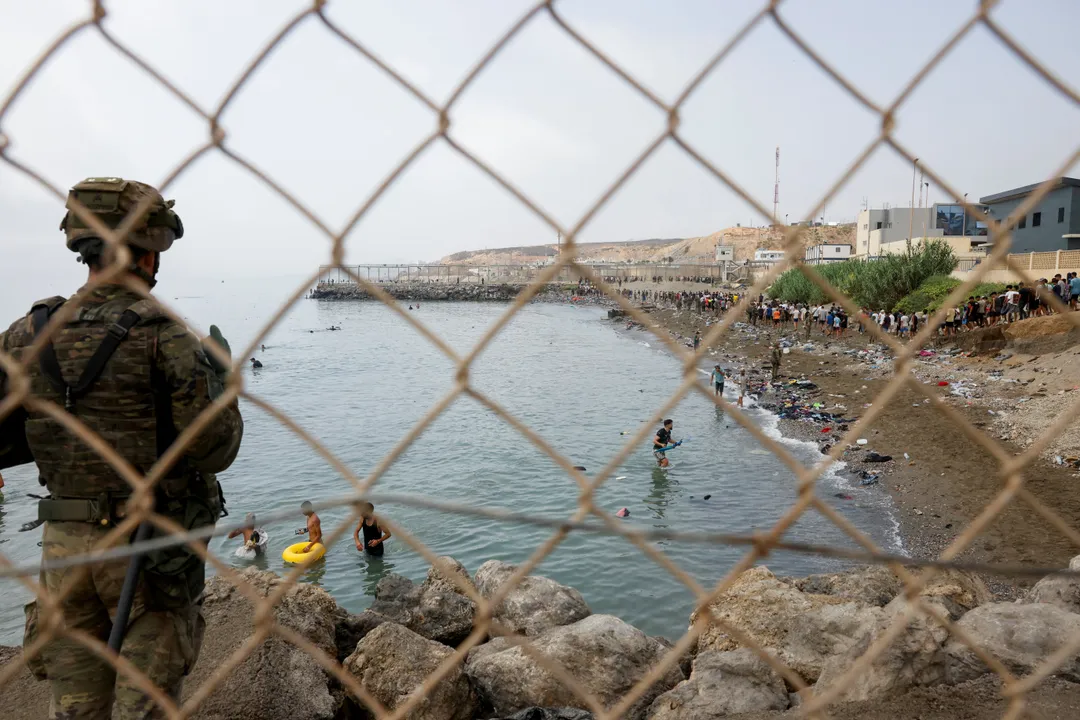 Afflux migratoire à Ceuta: la France renforce ses contrôles à la frontière espagnole