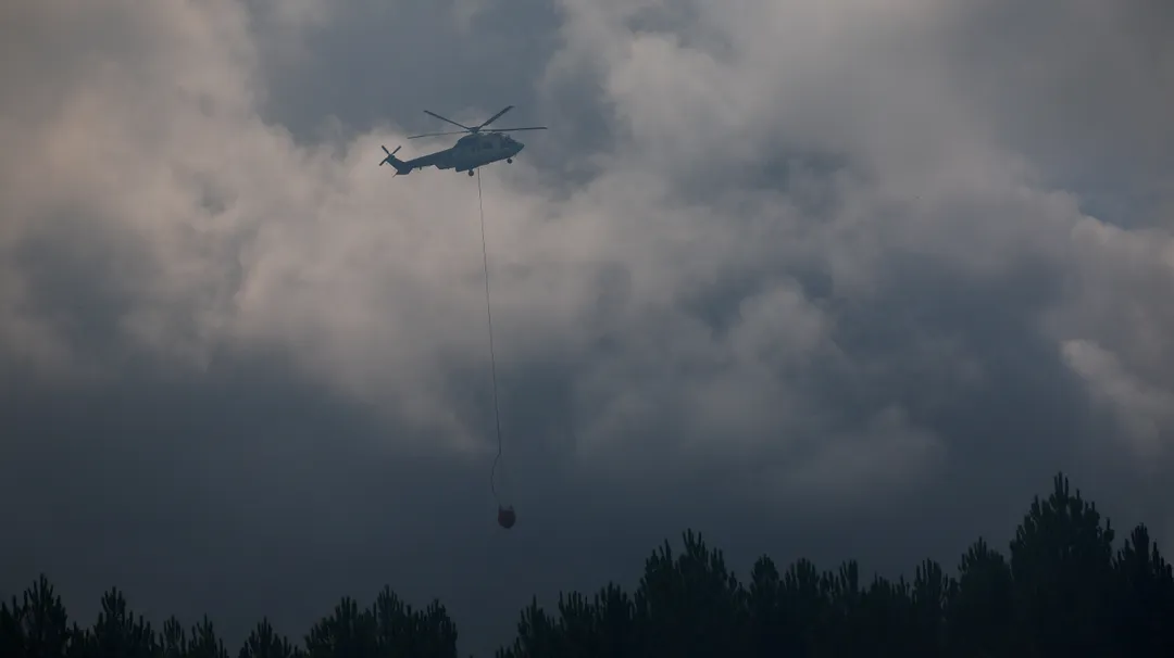 France: feu "fixé" en Gironde, "contenu" dans le Var