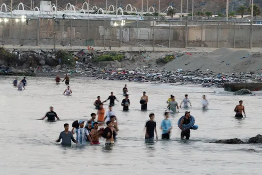 آلاف المهاجرين ما زالوا في سبتة بعد موجة العبور.. والاتحاد الأوروبي يبحث تشديد سياسات الهجرة
