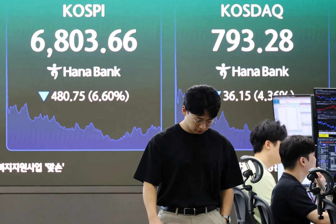 반도체주 주도 매도세에 한국 증시, 기록적 폭등 후 5% 이상 폭락