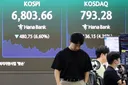반도체주 주도 매도세에 한국 증시, 기록적 폭등 후 5% 이상 폭락