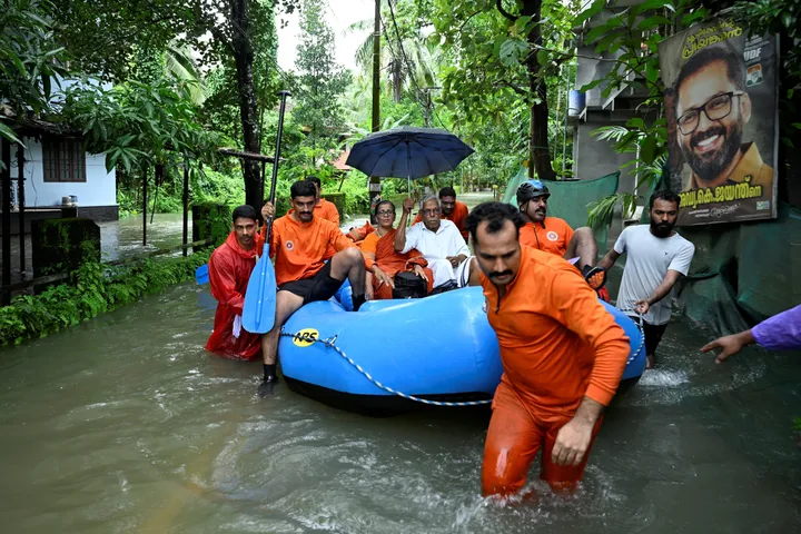 केरल में बारिश से मौतों का आंकड़ा 15 पहुंचा, सात लोग अब भी लापता