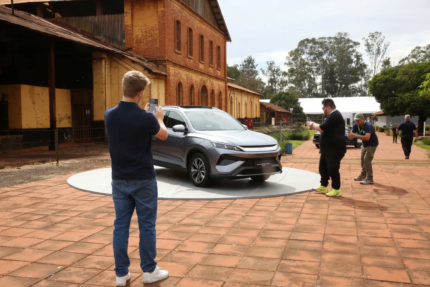 Wereldwijd verbieden legers buitenlandse elektrische auto’s op bases vanwege risico databeveiliging