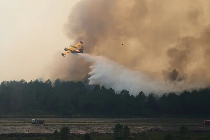 Pyrénées-Atlantiques: 105 hectares ravagés par un incendie, les pompiers face à un feu “compliqué”