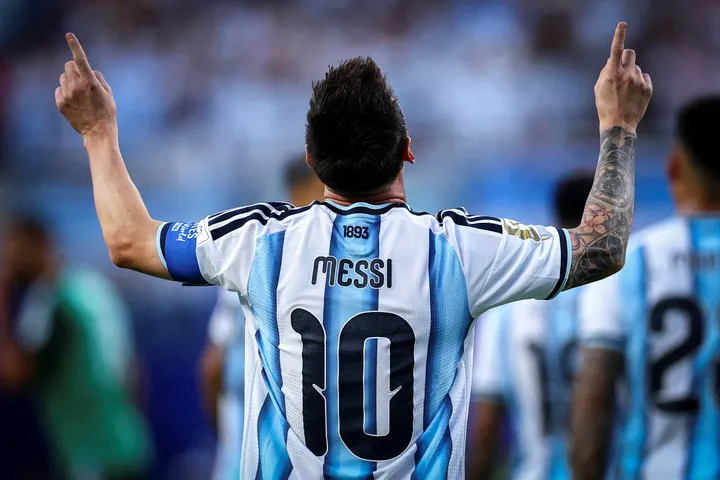 Əfsanəvi futbolcu L.Messi gözyaşları içində Argentina millisindəki karyerasını başa vurdu