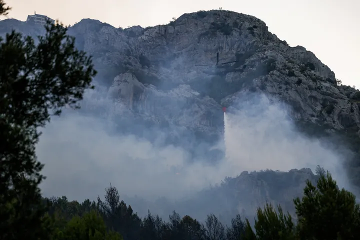 Shqipëria vijon betejën me zjarret, gjashtë vatra mbeten aktive