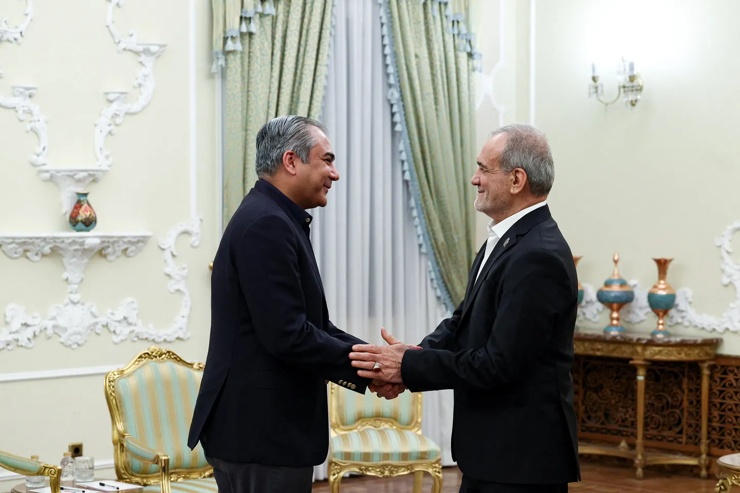 イラン大統領、米国との交渉を仲介するパキスタン内相とテヘランで会談