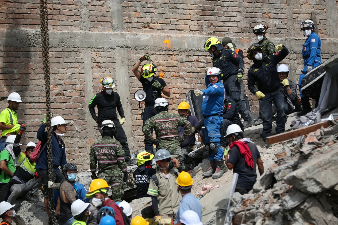 Esperanza de hallar supervivientes en Colombia se agota, entre polémicas por rescatistas extranjeros