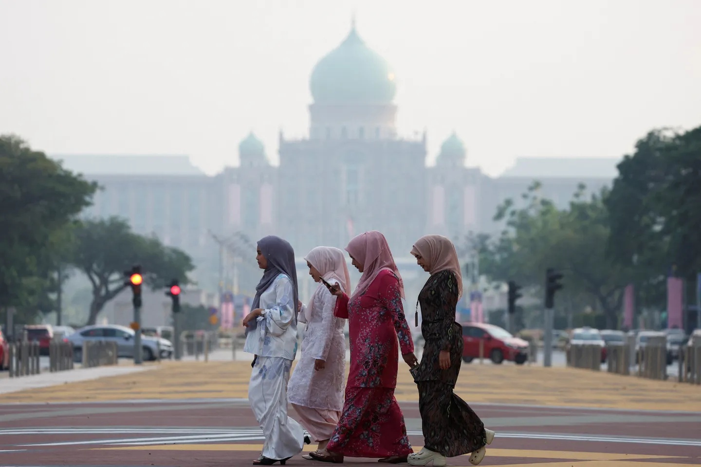 Kabut asap karhutla dari Indonesia selimuti Kuala Lumpur, 108 sekolah di Sarawak ditutup