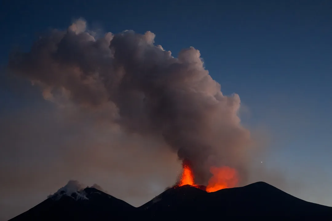 L'Etna torna a eruttare: cenere in quota e voli bloccati a Catania