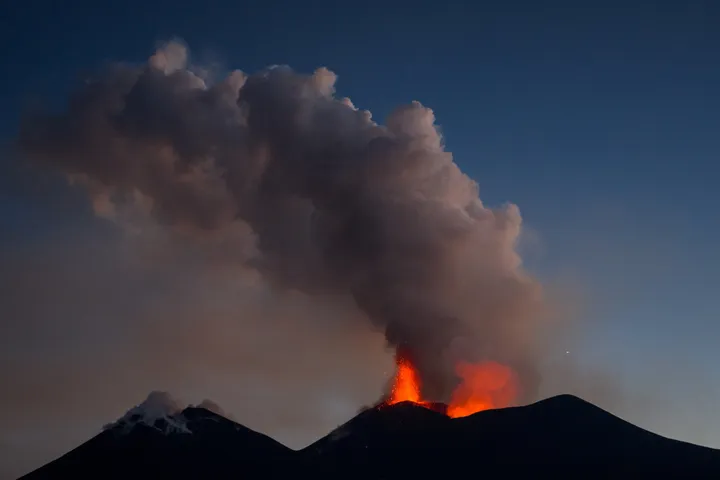 Activitatea vulcanului Etna din Italia a provocat perturbări în traficul aerian