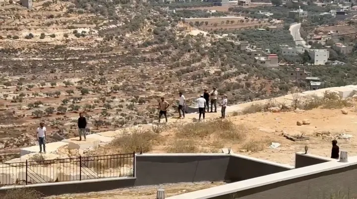 Illegal Israeli settlers maintain 10-day siege of Palestinian homes in Qusra