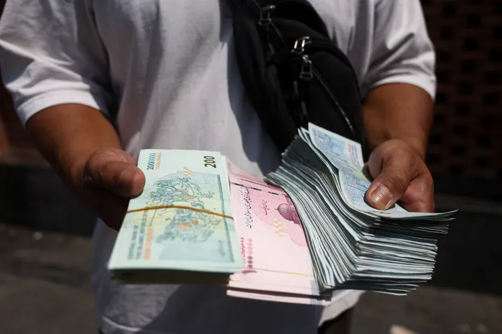 Iran rial plunges to 2.02M per US dollar as focus turns to Bessent and mediator Pakistan