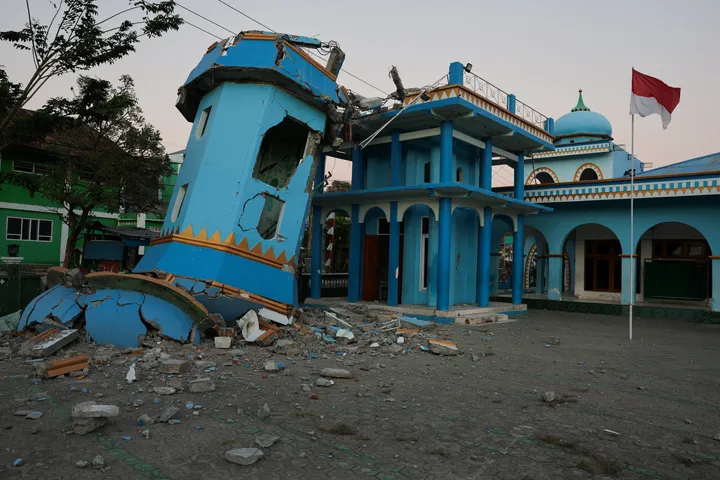 Ribuan gempa susulan guncang NTT, 40 ribu warga mengungsi dan 70 tewas