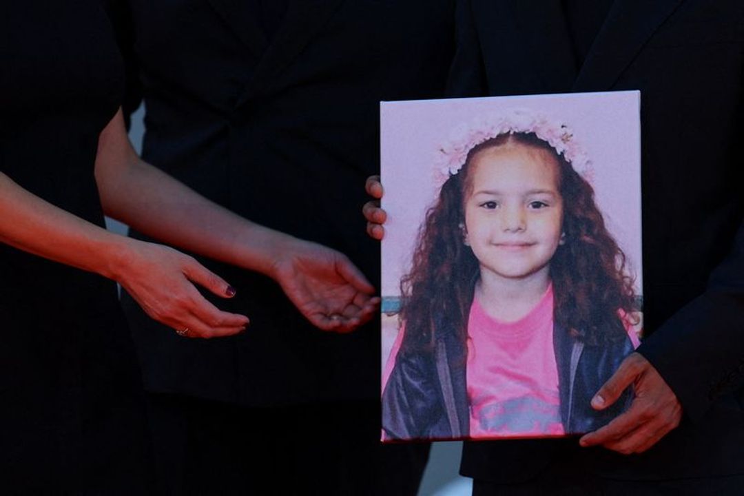 Personas sostienen una fotografía de Hind Rajab en la alfombra roja durante la llegada de los invitados a la proyección de "The Voice of Hind Rajab" ("La voz de Hind Rajab"), en Venecia, Italia