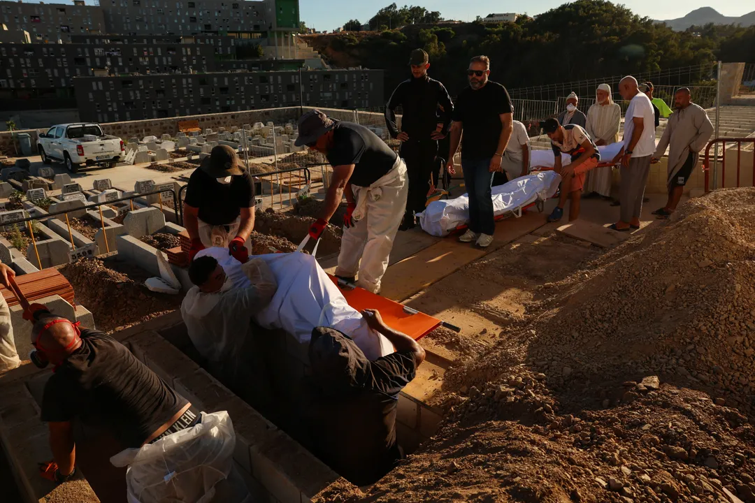 Ceuta comienza a enterrar migrantes fallecidos, mientras España abre centros de acogida