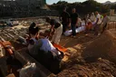 Ceuta comienza a enterrar migrantes fallecidos, mientras España abre centros de acogida