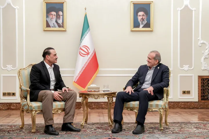 Pakistan army chief meets with Iran president in Tehran