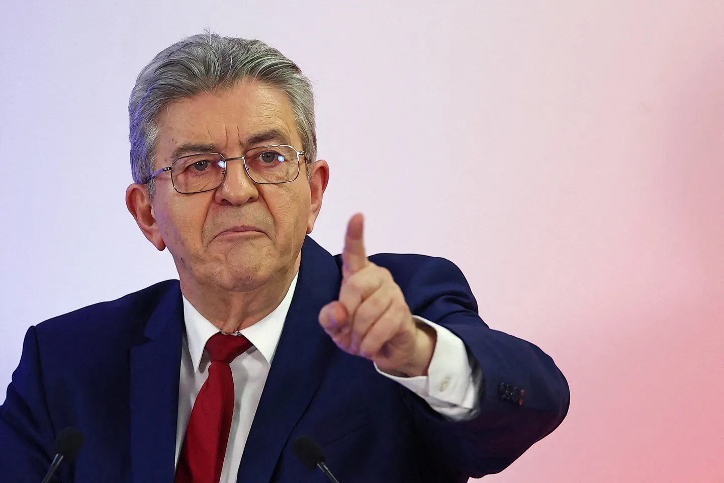 Port du voile: Jean-Luc Mélenchon qualifie d’"erreur terrible" son opposition passée
