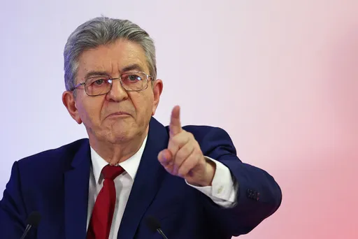 Port du voile: Jean-Luc Mélenchon qualifie d’"erreur terrible" son opposition passée