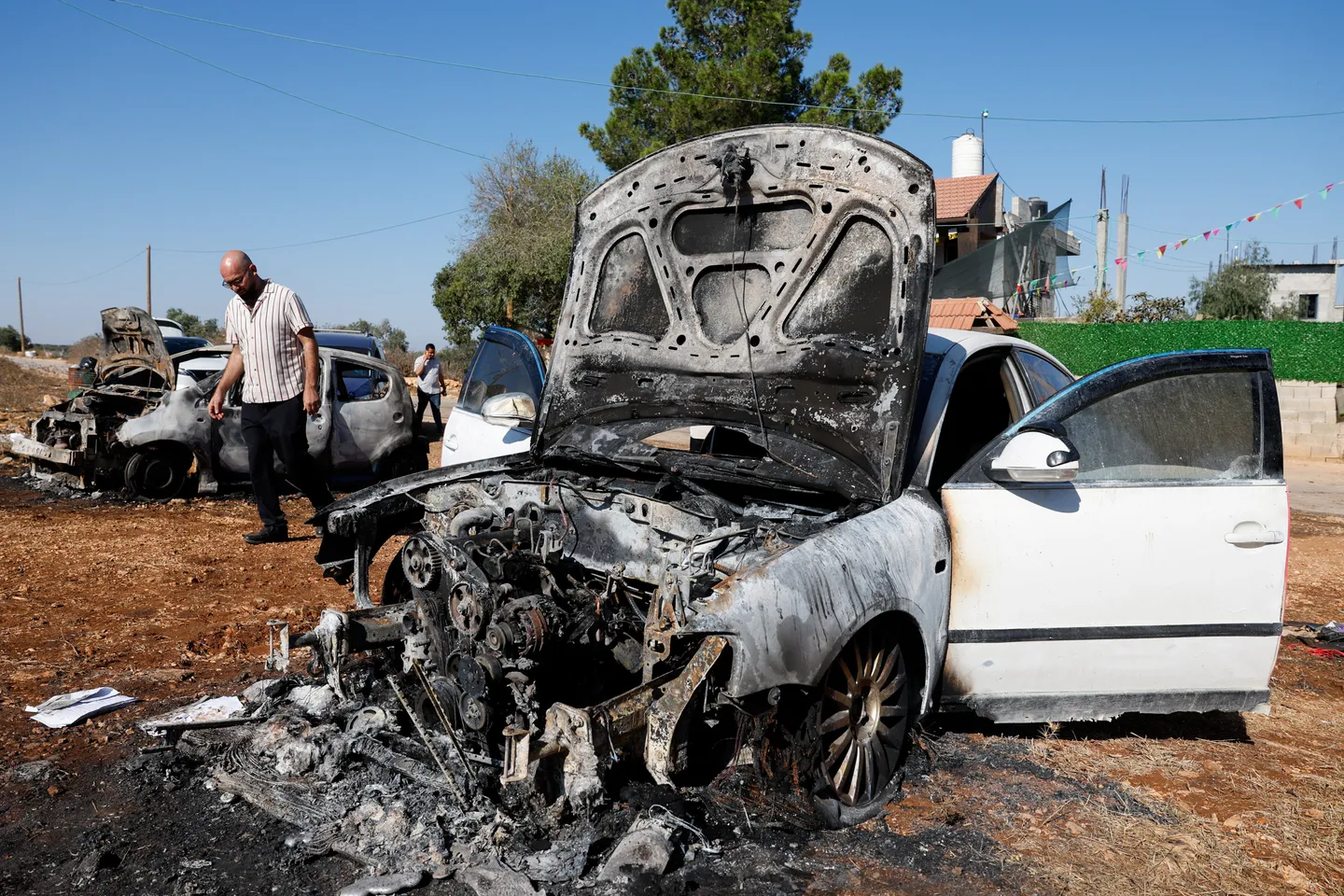 Israeli forces detain 12 Palestinians, illegal settlers burn four vehicles in occupied West Bank