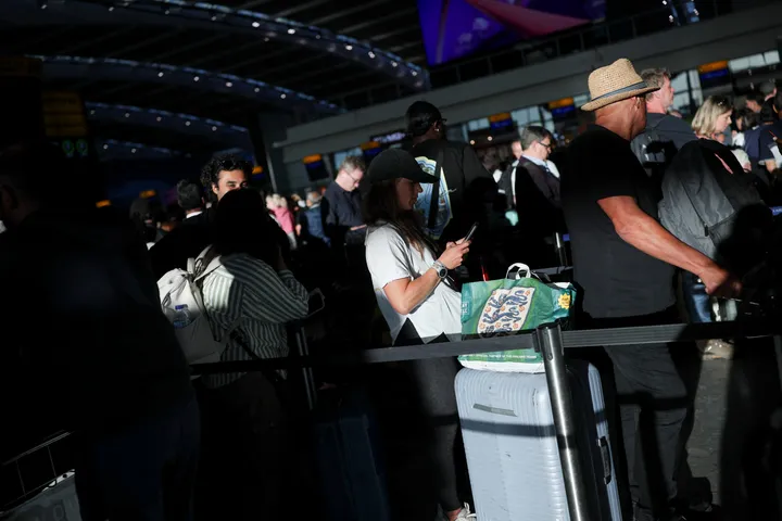 UK tech glitch disrupts more than 400 flights