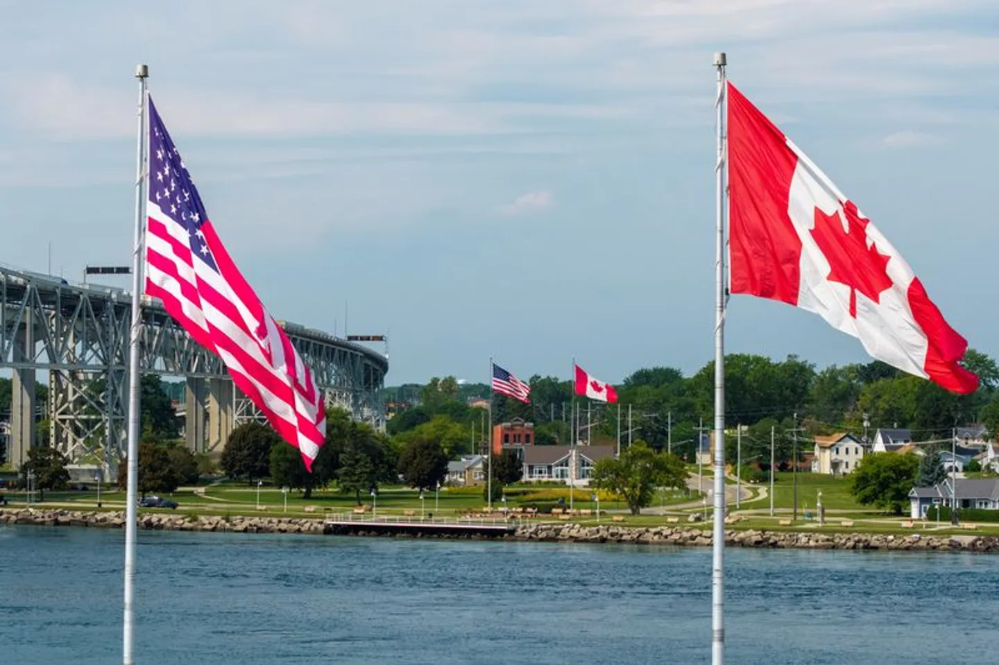 Le conflit entre Washington et Ottawa s'envenime, Trump interdit des produits canadiens