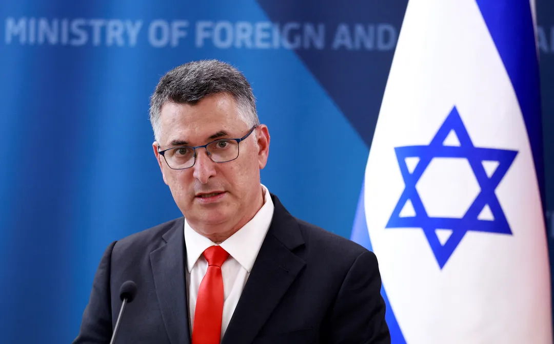 סער מאיים על בריטניה: מדינות שיפעלו נגד ישראל ישלמו מחיר
