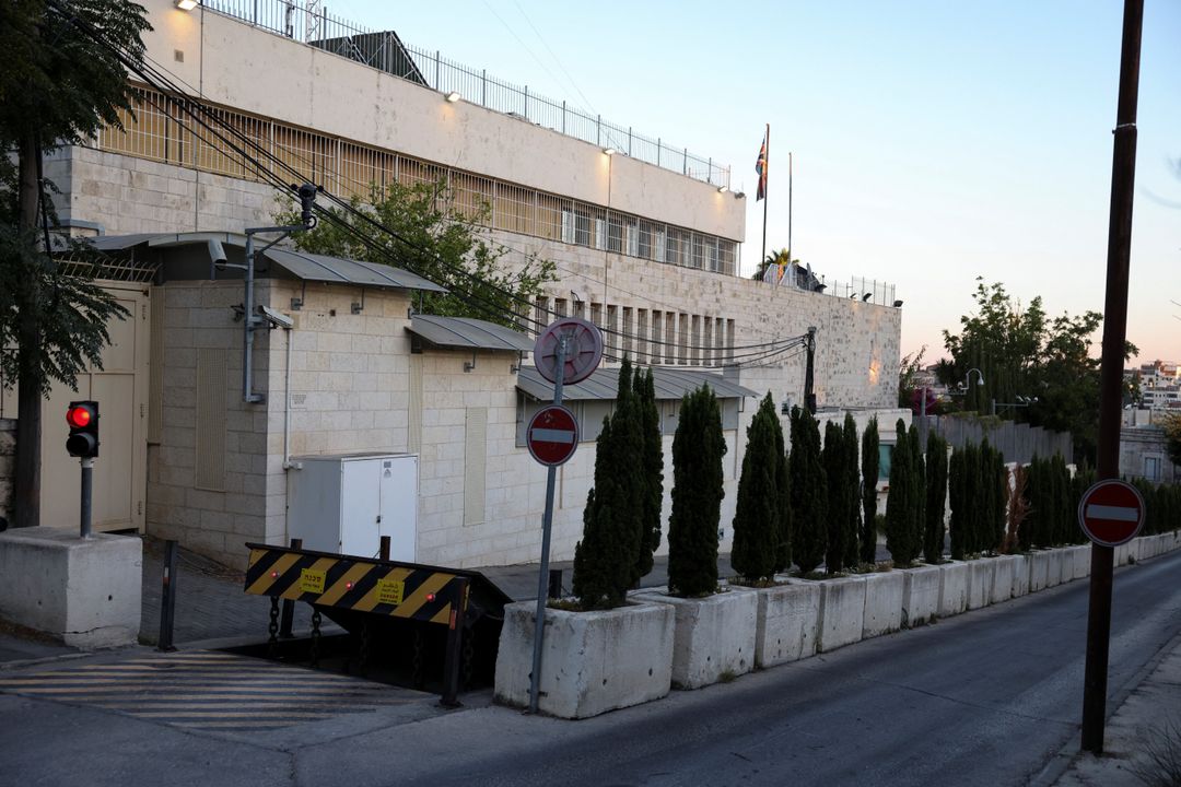 Izraeli urdhëron mbylljen e konsullatës britanike në Jeruzalemin Lindor  hiqen tabelat identifikuese