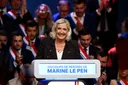 Marine Le Pen souhaite interdire le voile "de manière progressive"