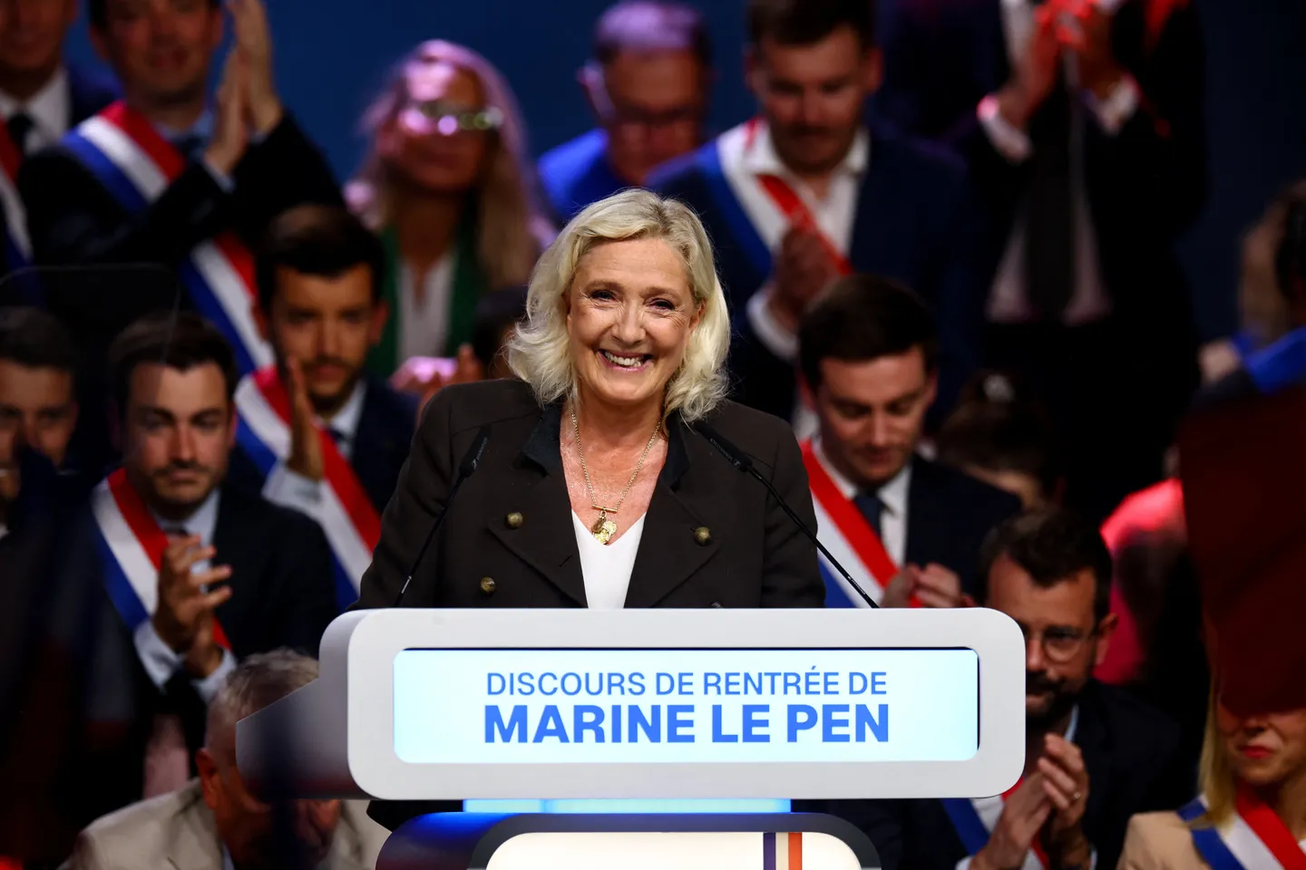 Marine Le Pen souhaite interdire le voile "de manière progressive"