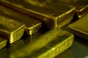 وسط ترقب لتطورات الشرق الأوسط.. ارتفاع قليل في أسعار الذهب وانخفاض النفط وتراجع الدولار