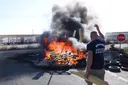 Pescadores franceses em protesto contra os preços dos combustíveis bloquearam o porto de Cannes