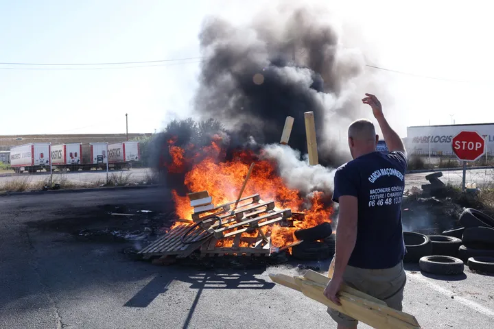 Pescadores franceses em protesto contra os preços dos combustíveis bloquearam o porto de Cannes