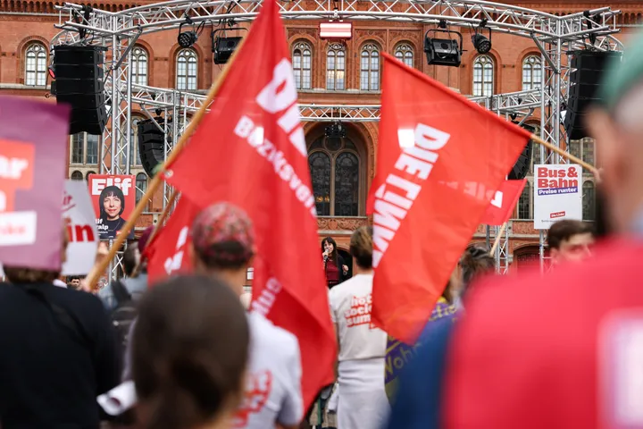 Streit über Antisemitismusvorwurf: Linke zeigt Dobrindt an