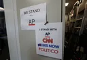 Boycott de médias: un juge garantit à CNN, MS NOW et Politico leur accès à la Maison Blanche