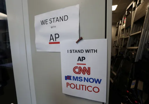 Boycott de médias: un juge garantit à CNN, MS NOW et Politico leur accès à la Maison Blanche