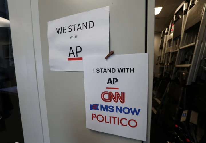 Boycott de médias: un juge garantit à CNN, MS NOW et Politico leur accès à la Maison Blanche