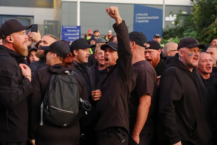Royaume-Uni: un militant d'extrême droite arrêté après avoir lacérer un canot de migrants