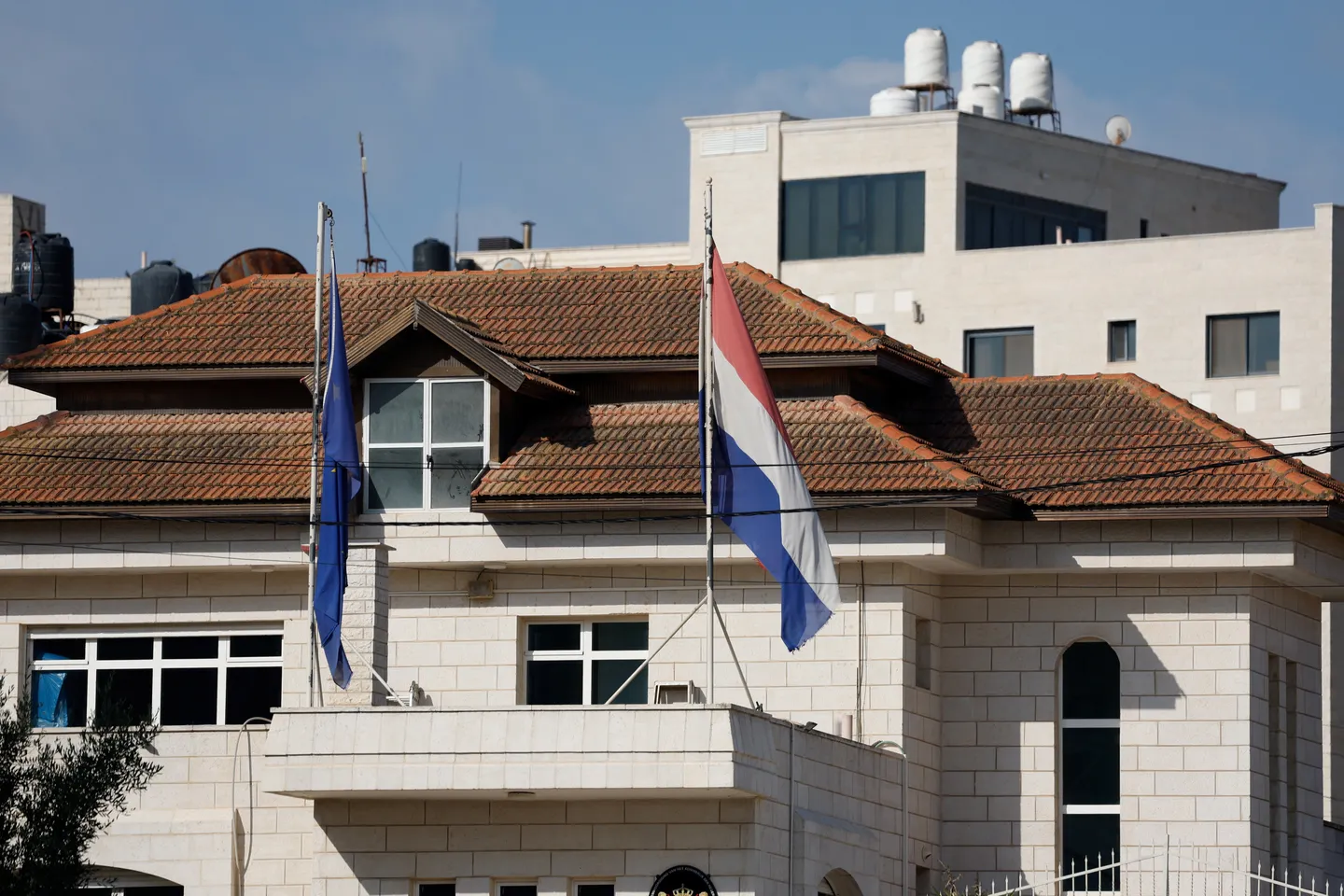 Izraeli revokon statusin e diplomatëve holandezë në Ramallah, Holanda e quan të panevojshëm