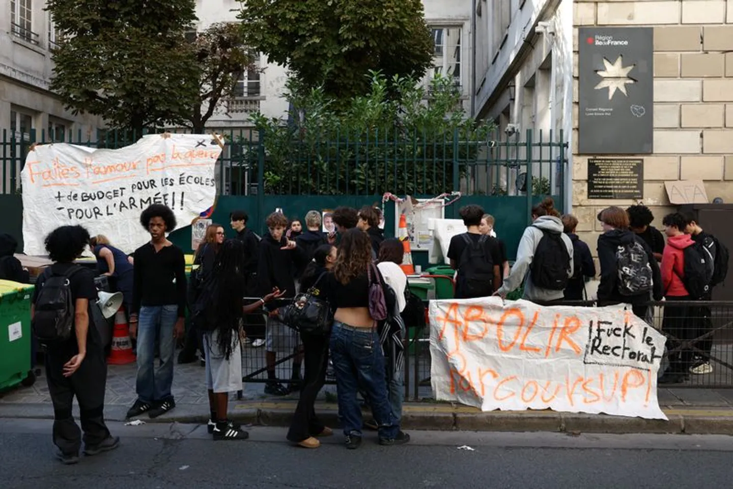 France: le mouvement lycéen continue, la gauche accusée