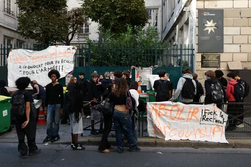 France: le mouvement lycéen continue, la gauche accusée