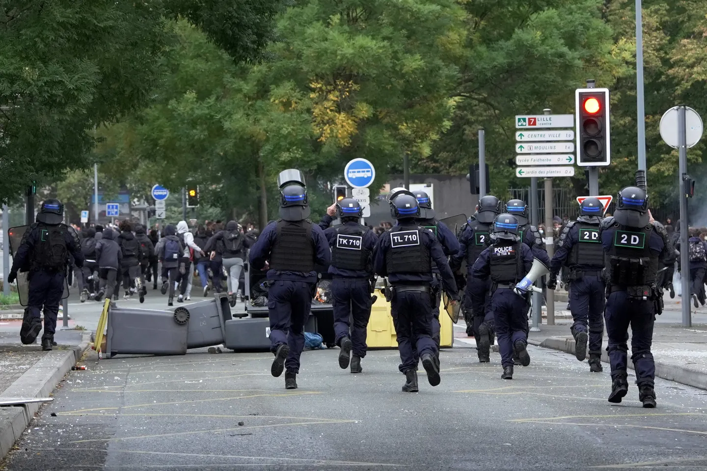 Хаос во Франција: Ескалираа средношколските протести