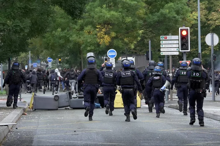 Хаос во Франција: Ескалираа средношколските протести