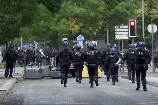 Хаос во Франција: Ескалираа средношколските протести
