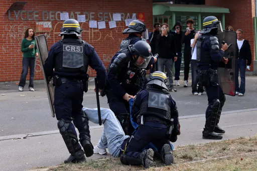 Mouvement lycéen: un policier accusé d’avoir maintenu la tête d’un lycéen sous l’eau