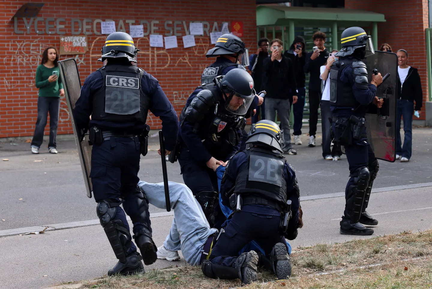 Mouvement lycéen: un policier accusé d’avoir maintenu la tête d’un lycéen sous l’eau